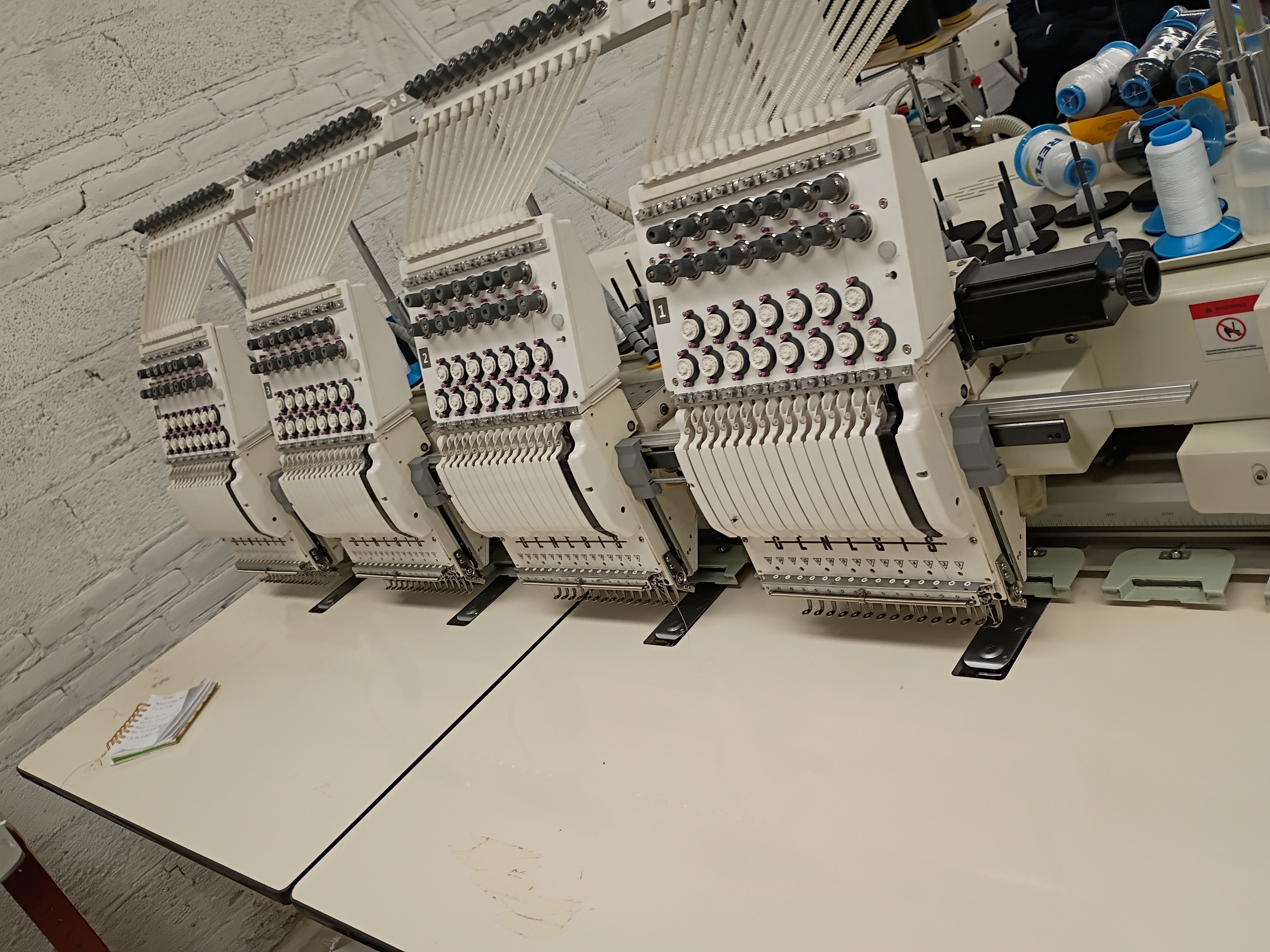 Máquinas de bordado industrial en la fábrica de Calcetines México